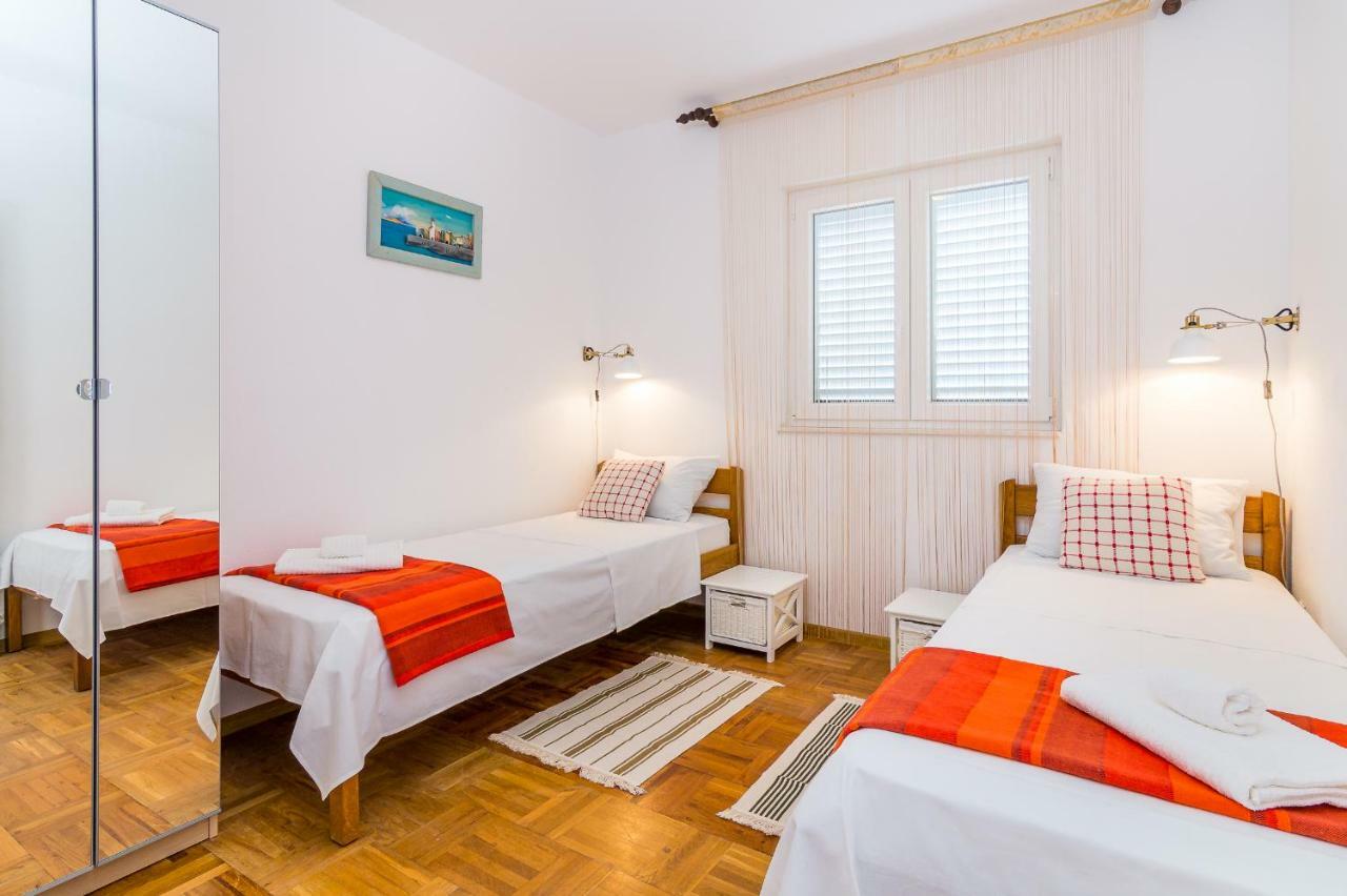 Apartment "On The Beach" Traù Esterno foto