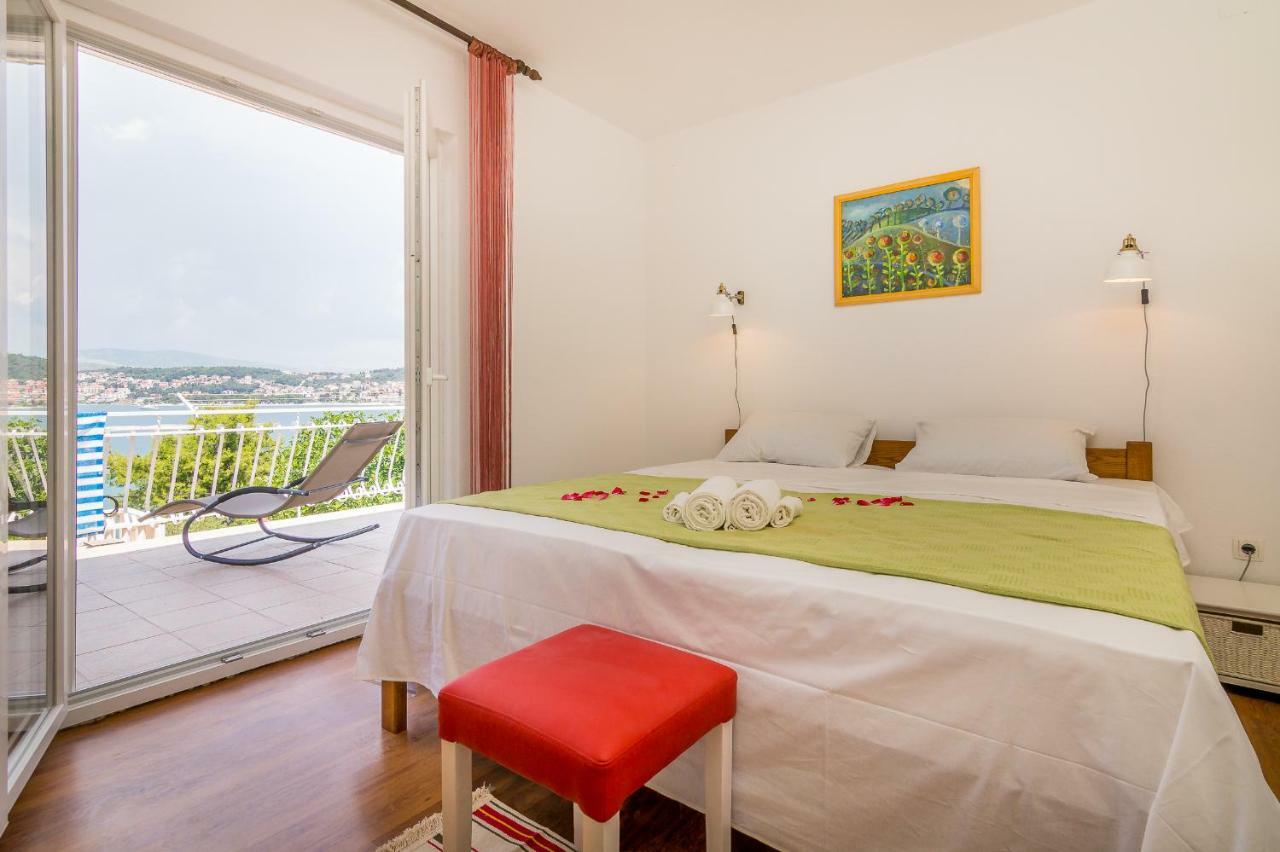 Apartment "On The Beach" Traù Esterno foto