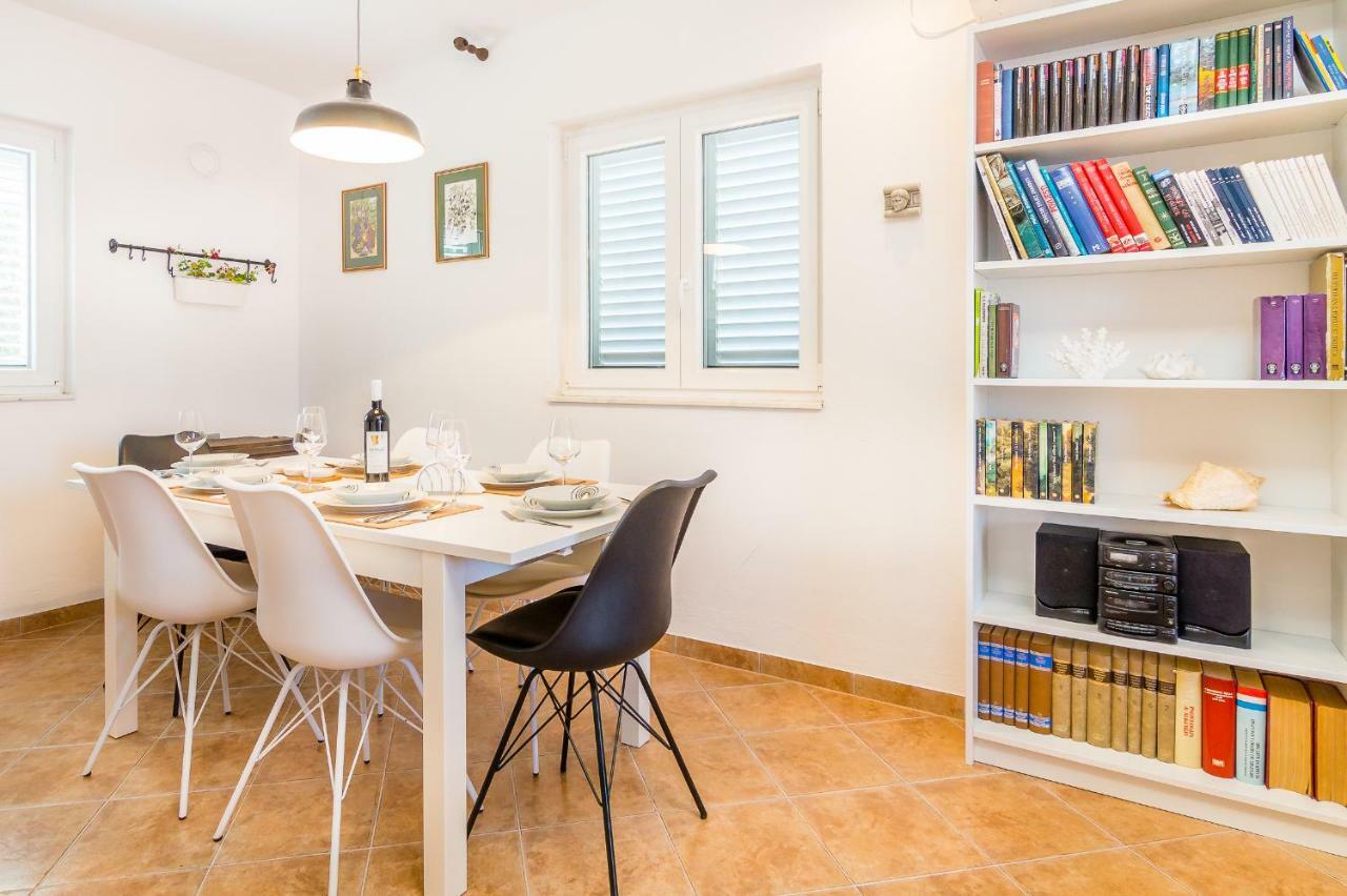 Apartment "On The Beach" Traù Esterno foto