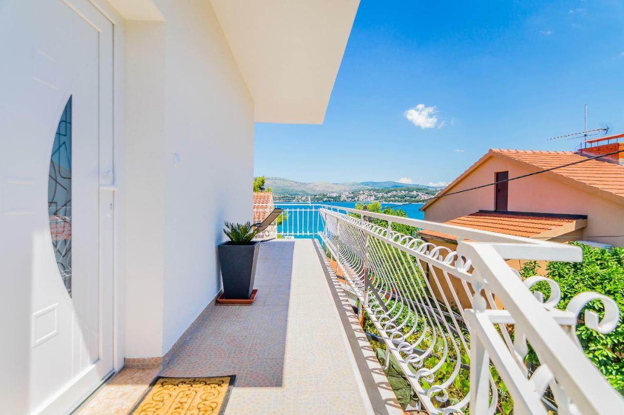 Apartment "On The Beach" Traù Esterno foto