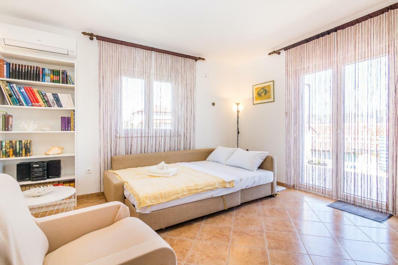 Apartment "On The Beach" Traù Esterno foto