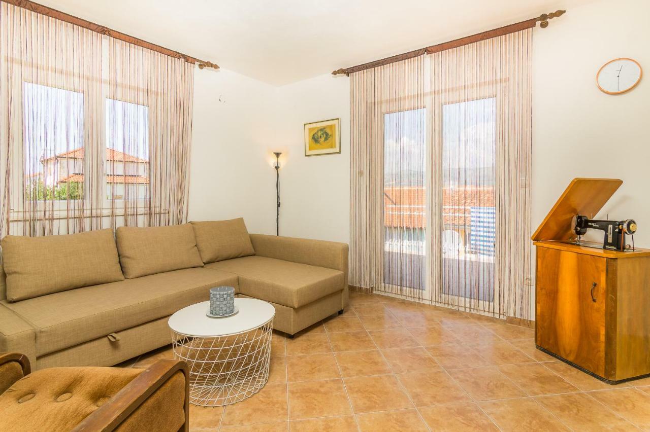 Apartment "On The Beach" Traù Esterno foto
